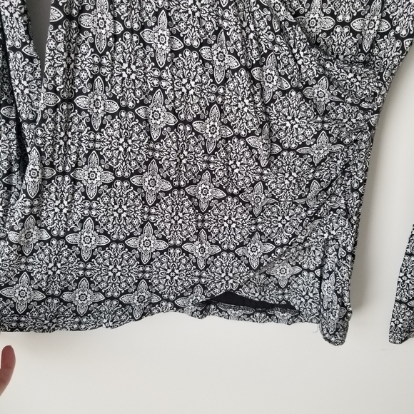 Ann Taylor LOFT Ruched Sides Wrap Long Sleeve Blouse Size M Black & White - Picture 8 of 8